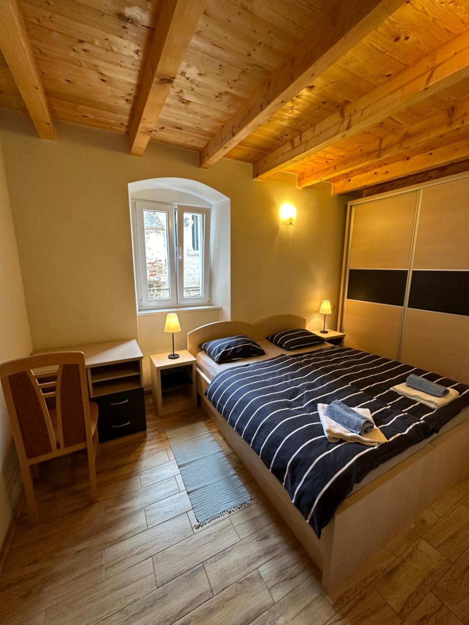 Old Town Apartments Trogir - Free Parking Buitenkant foto